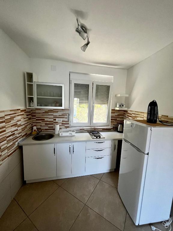 Kuchyň nebo kuchyňský kout v ubytování Apartments Apartmani Bojana