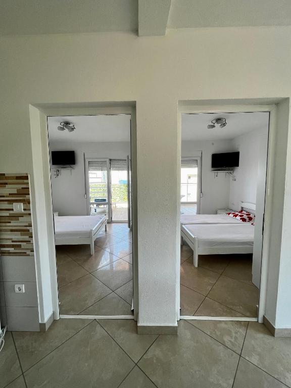 Postel nebo postele na pokoji v ubytování Apartments Apartmani Bojana