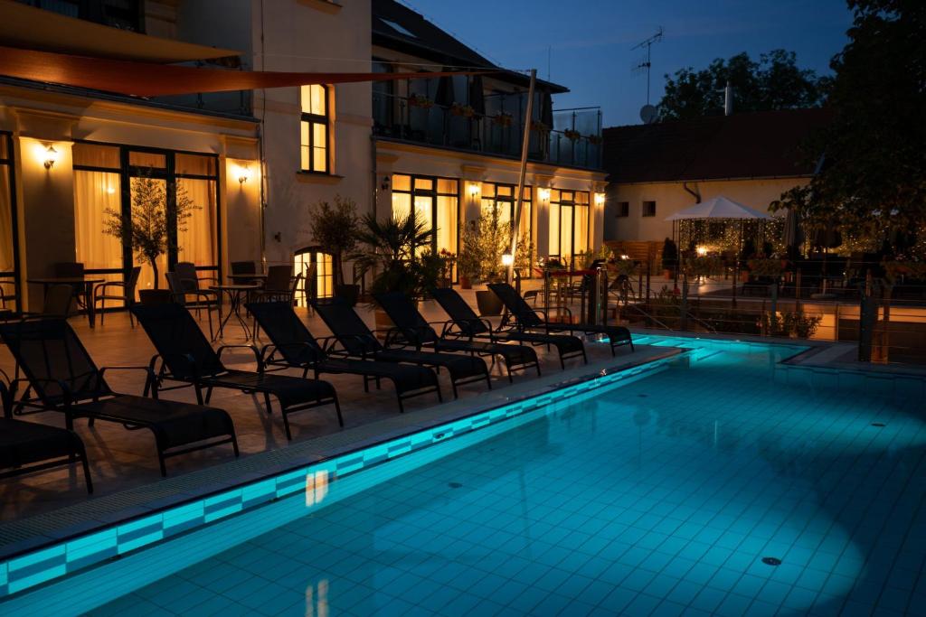 Bazén v ubytovaní Elizabeth Hotel alebo v jeho blízkosti