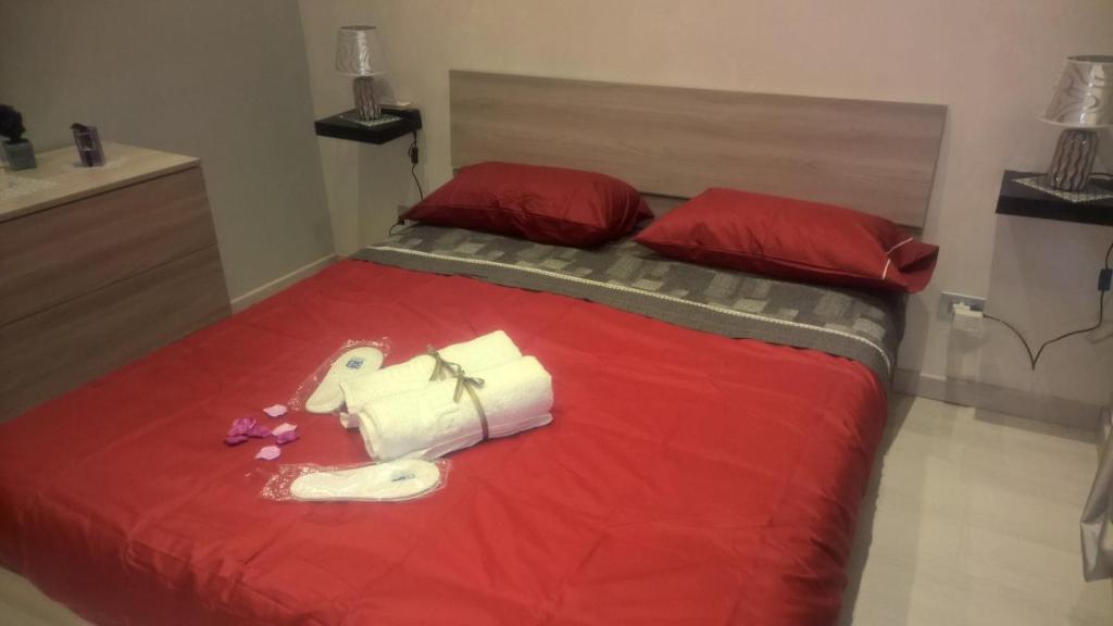 Un dormitorio con una cama roja con papel higiénico. en NANNI, en Nápoles