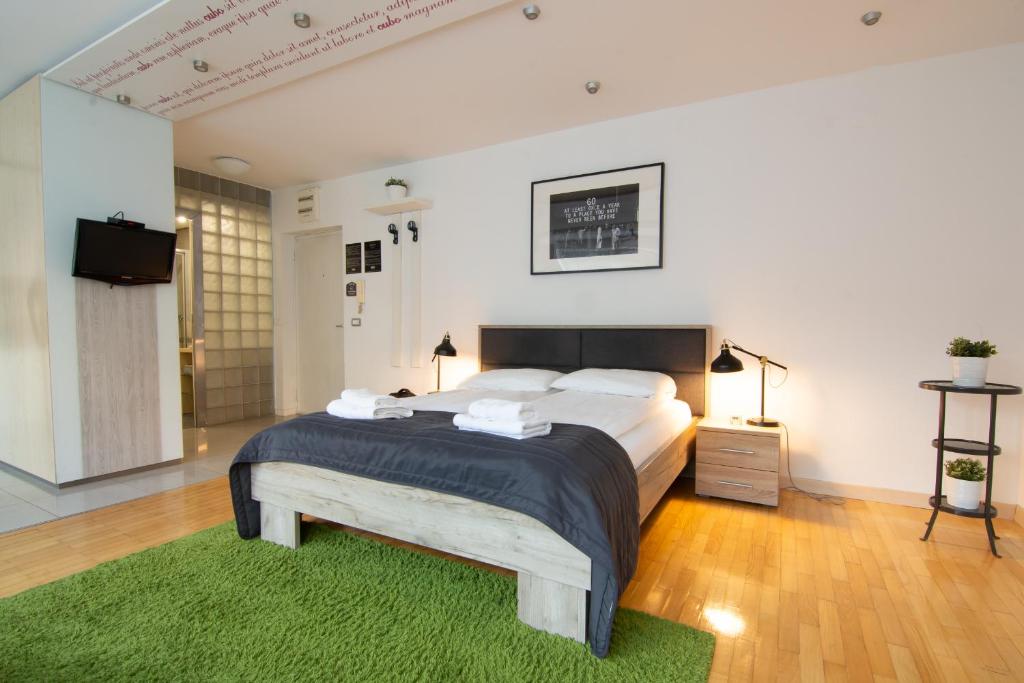 Una cama o camas en una habitación de ZigZag Belgrade