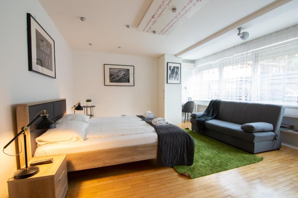 Una cama o camas en una habitación de ZigZag Belgrade