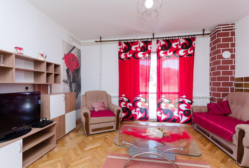 TV a/nebo společenská místnost v ubytování Apartments VESNA