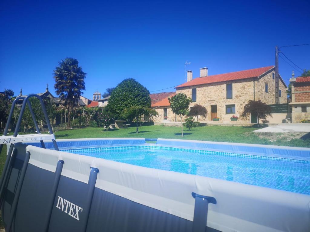 - une piscine en face d'une maison dans l'établissement Casa Marisa, à Teo