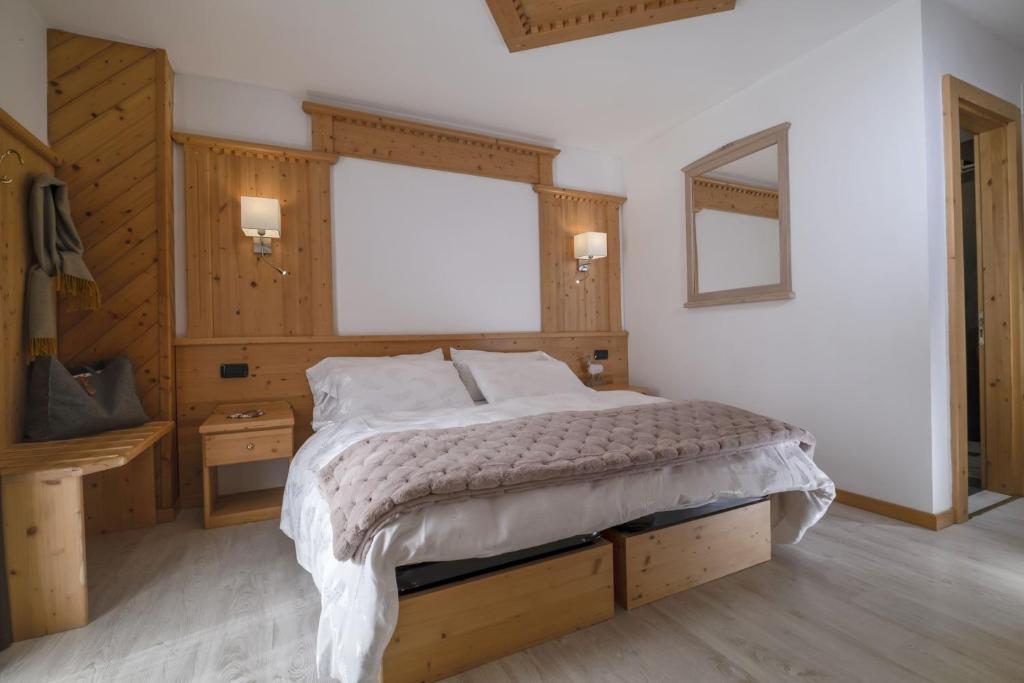 Posteľ alebo postele v izbe v ubytovaní Albergo Miravalle Fai della Paganella