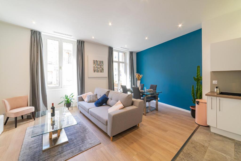 uma sala de estar com um sofá e uma parede azul em Nice: hyper centre !Super appartement cosy em Nice