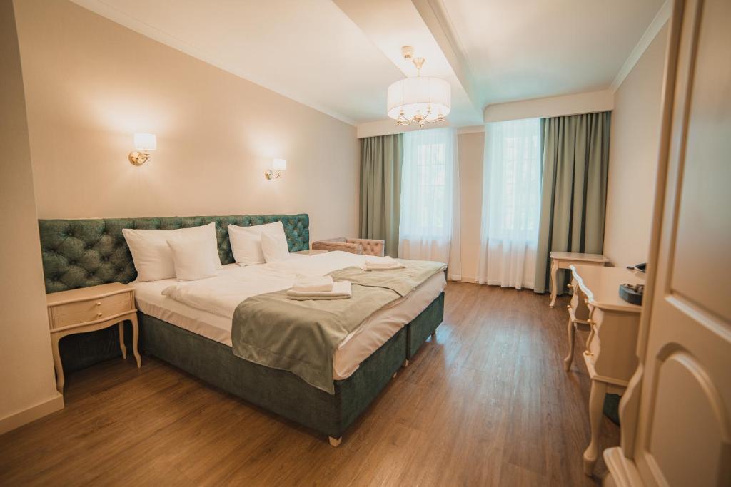 Ένα ή περισσότερα κρεβάτια σε δωμάτιο στο Binkowski Dworek