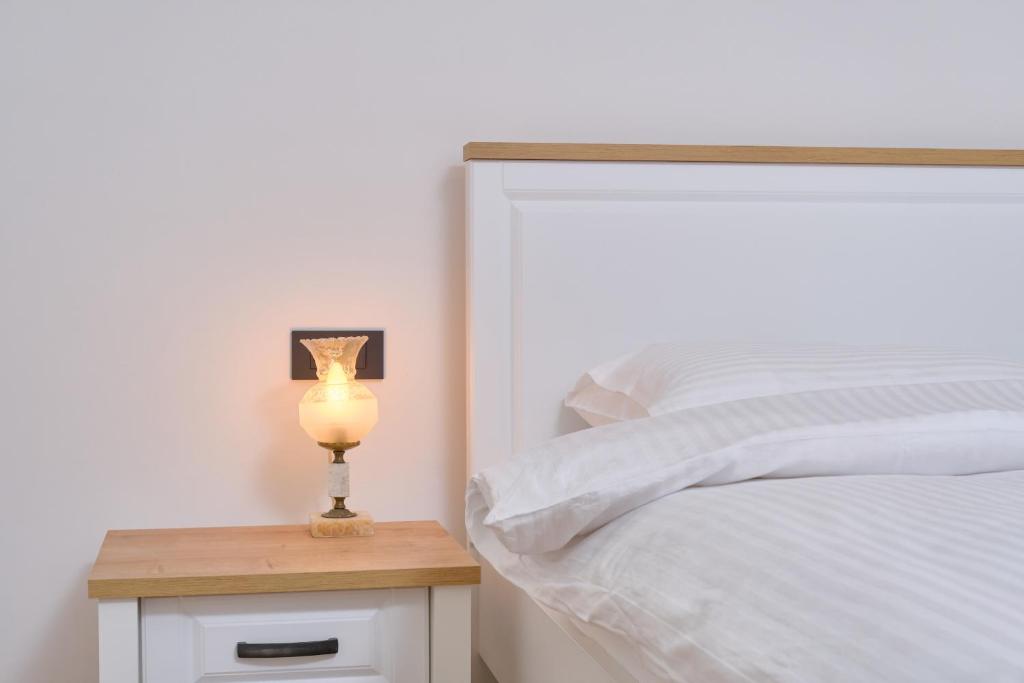 Posteľ alebo postele v izbe v ubytovaní Bacci Central 2-Bedroom Apartment by Litto