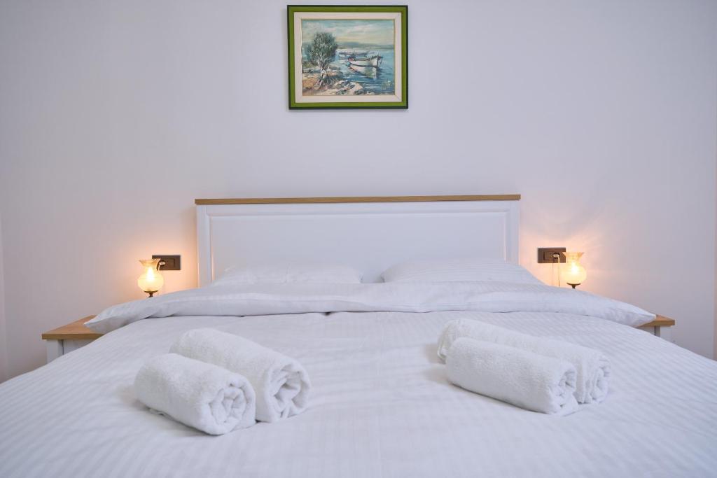 Posteľ alebo postele v izbe v ubytovaní Bacci Central 2-Bedroom Apartment by Litto