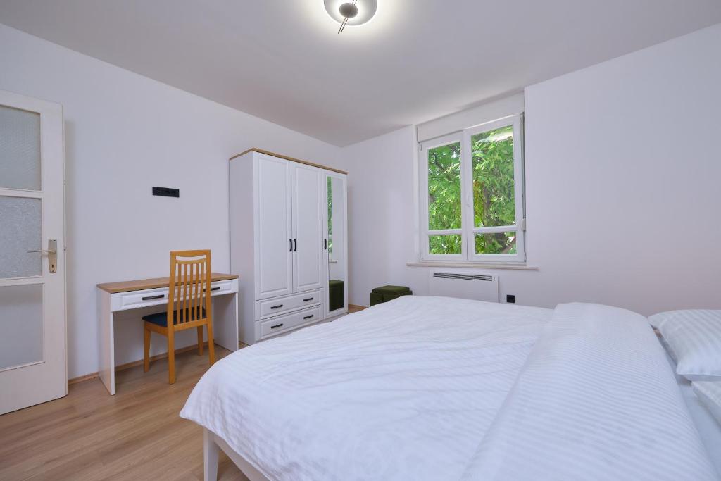 Posteľ alebo postele v izbe v ubytovaní Bacci Central 2-Bedroom Apartment by Litto