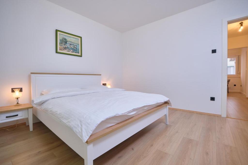 Posteľ alebo postele v izbe v ubytovaní Bacci Central 2-Bedroom Apartment by Litto