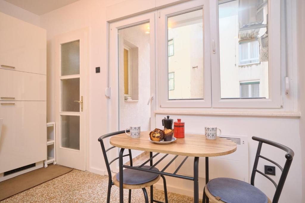 Kuchyňa alebo kuchynka v ubytovaní Bacci Central 2-Bedroom Apartment by Litto