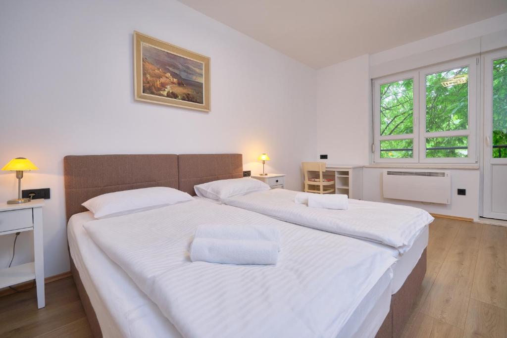 Posteľ alebo postele v izbe v ubytovaní Bacci Central 2-Bedroom Apartment by Litto