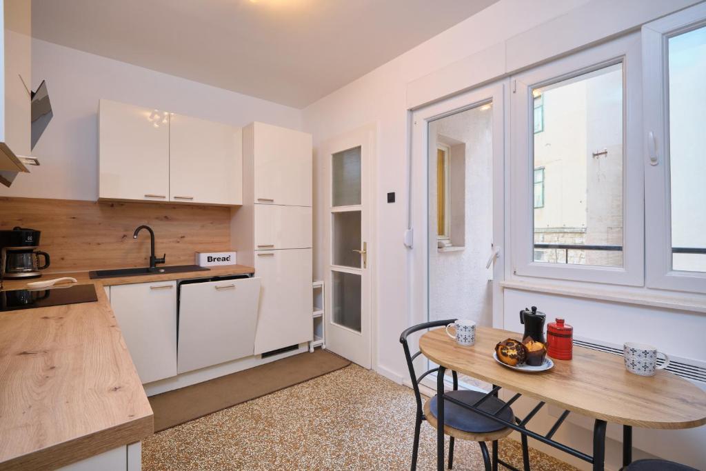 Kuchyňa alebo kuchynka v ubytovaní Bacci Central 2-Bedroom Apartment by Litto