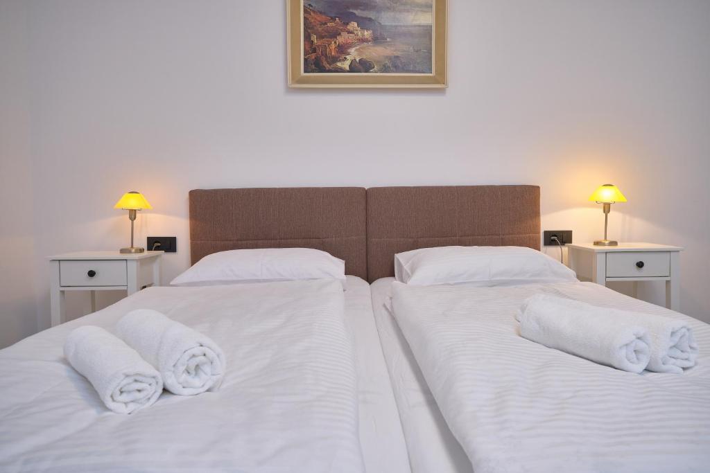 Posteľ alebo postele v izbe v ubytovaní Bacci Central 2-Bedroom Apartment by Litto