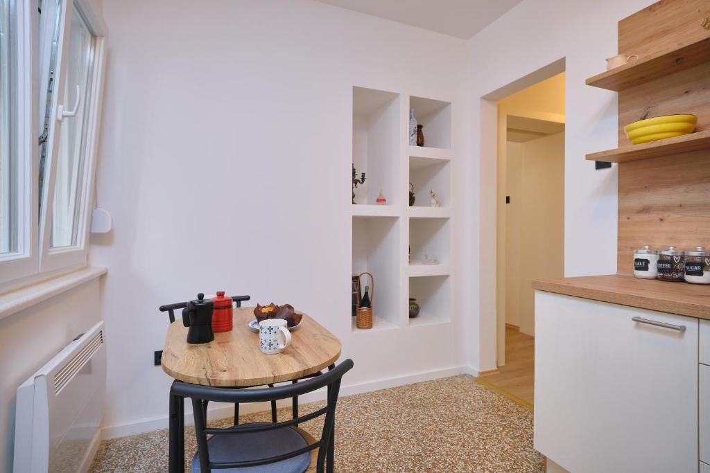 Kuchyňa alebo kuchynka v ubytovaní Bacci Central 2-Bedroom Apartment by Litto