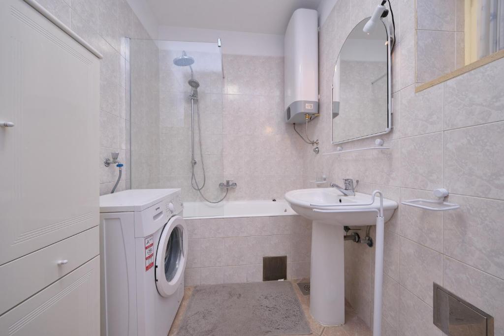 Kúpeľňa v ubytovaní Bacci Central 2-Bedroom Apartment by Litto