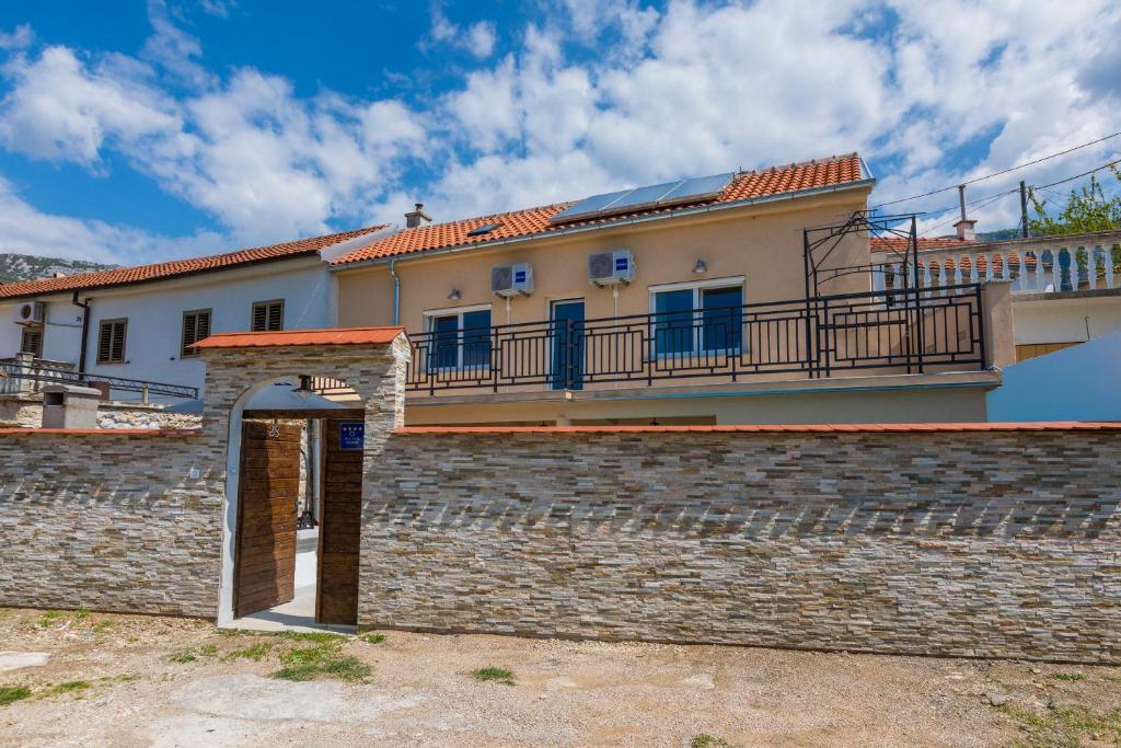 Budova, kde se vila nachází