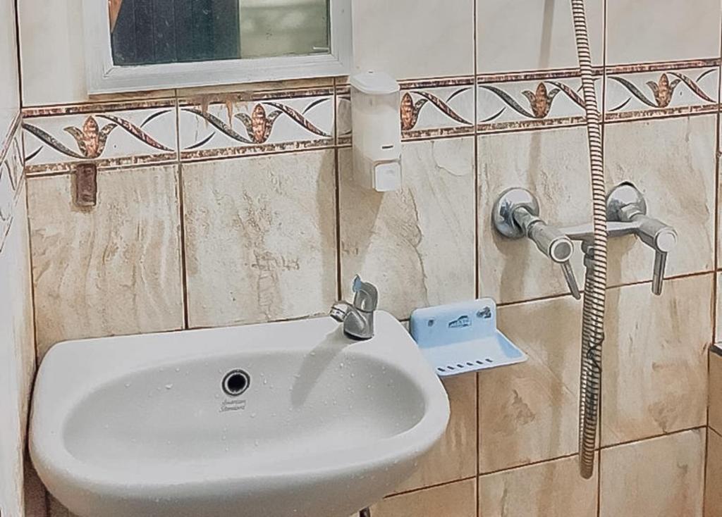 Koupelna v ubytování Hotel Aida Syariah Mitra RedDoorz