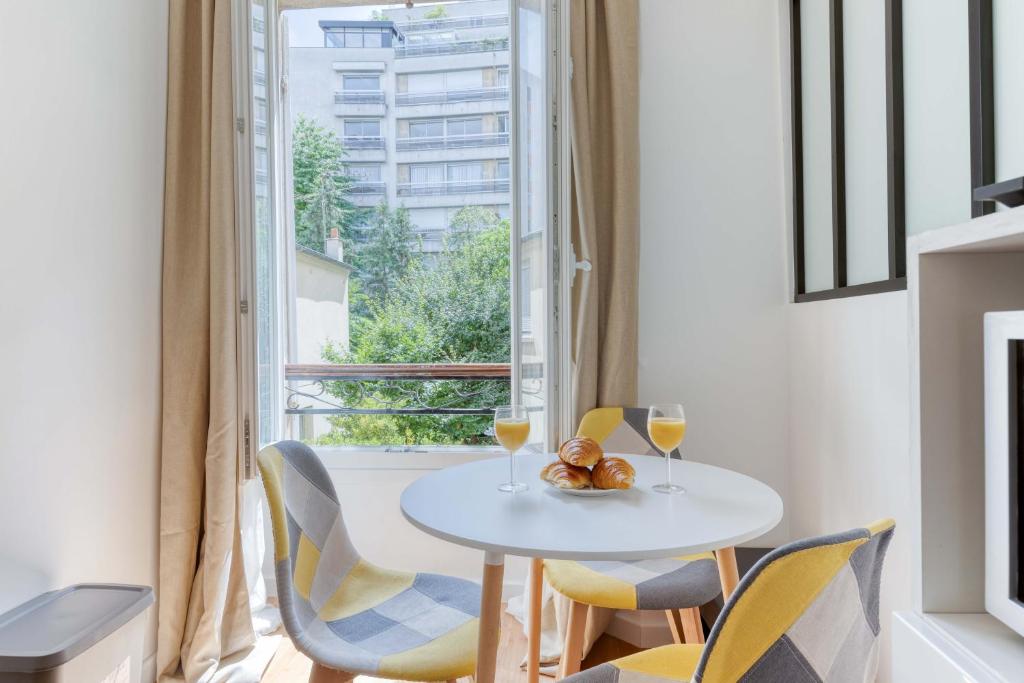 une salle à manger avec une table et des chaises et une fenêtre dans l'établissement New and quiet 1 Bdr Flat in the Heart of Paris 12, à Paris