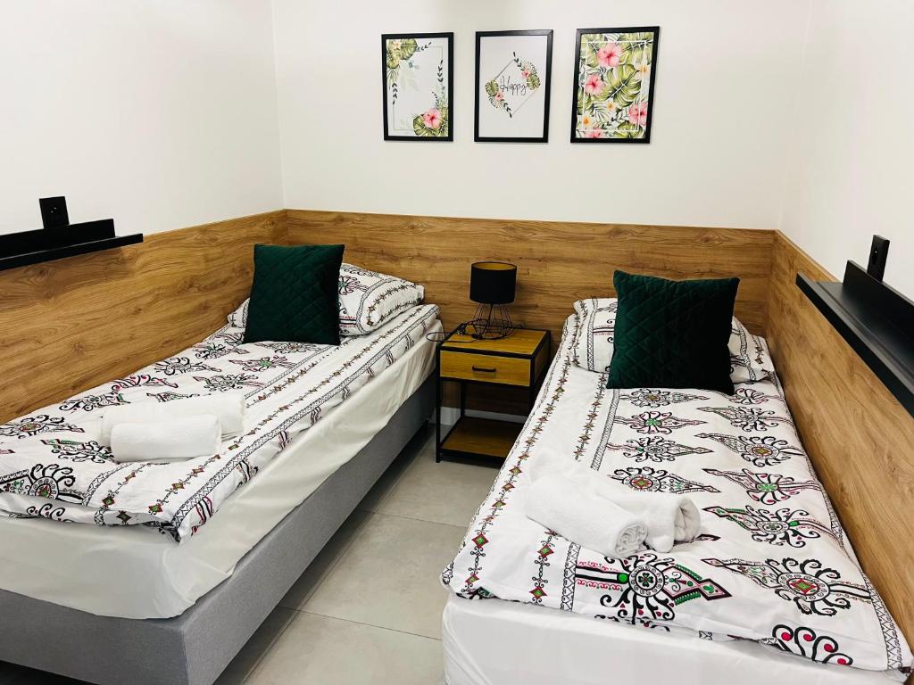 Postel nebo postele na pokoji v ubytování WRZOS resort & wellness **** DOMKI CAŁOROCZNE