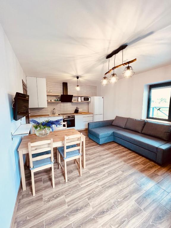 斯文托伊Kuršių Take的客厅里有一张沙发和一张桌子。