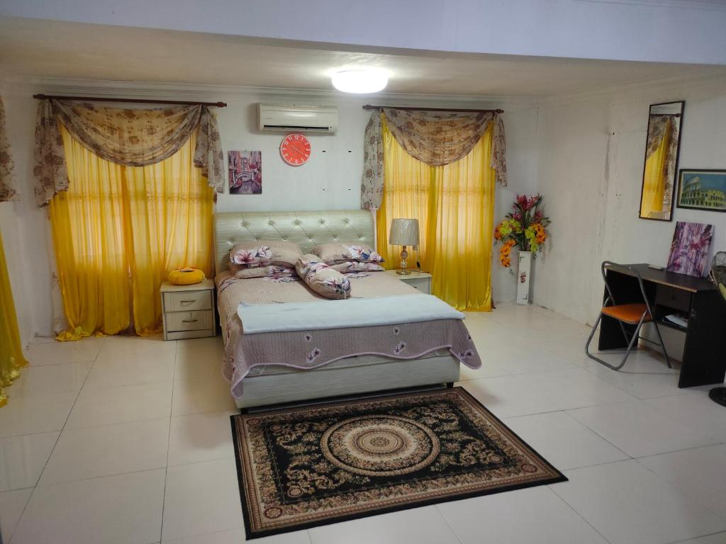 een slaapkamer met een bed en een tapijt erin bij Homestay Patonah Kampung Sawah Ring in Gerisik