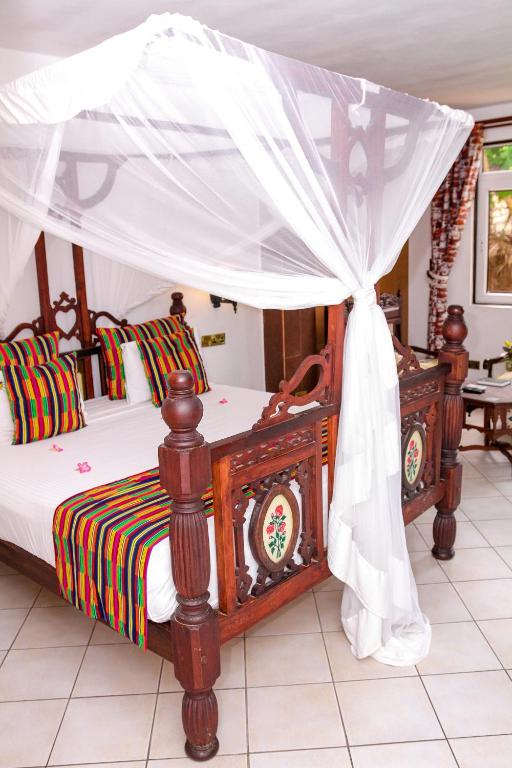 Postel nebo postele na pokoji v ubytování Kahama Hotel Mombasa