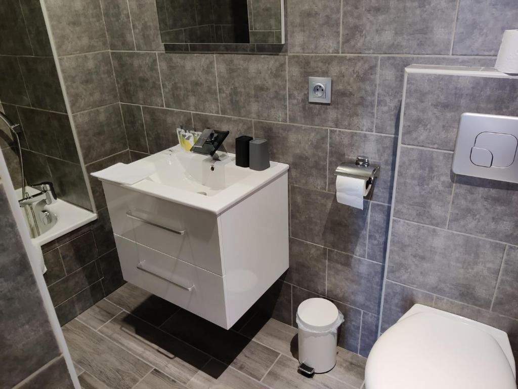 Hotel Les Voyageurs - Vogüé - Triple Room
