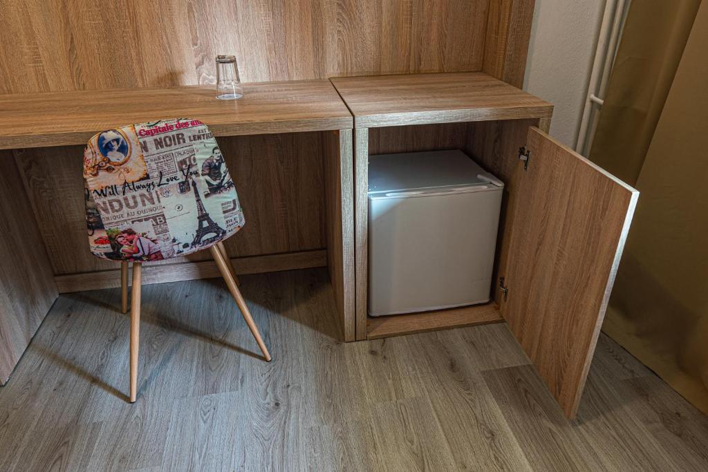 A kitchen or kitchenette at Hotel Garni