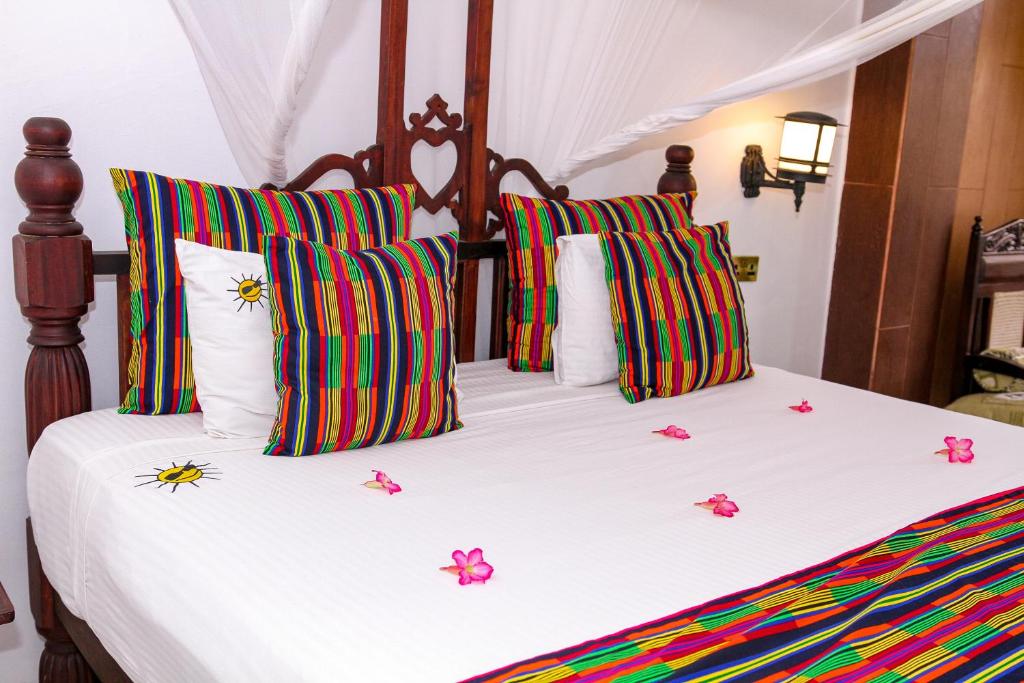 Postel nebo postele na pokoji v ubytování Kahama Hotel Mombasa