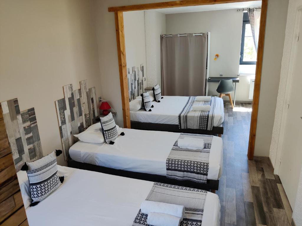 Hotel Les Voyageurs - Vogüé - Standard Quadruple Room