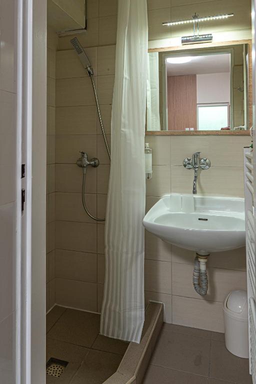 A bathroom at Hotel Garni