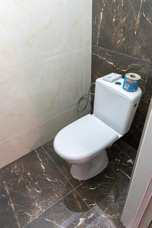 A bathroom at Hotel Garni