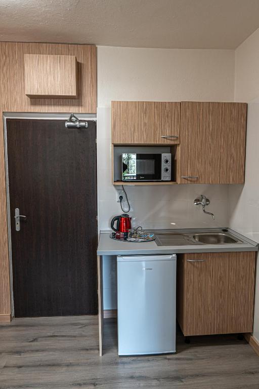 A kitchen or kitchenette at Hotel Garni
