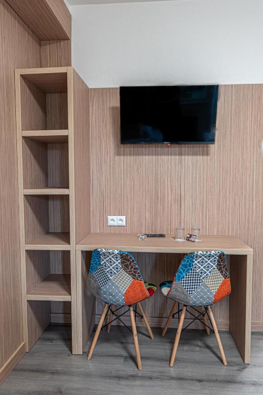 A television and/or entertainment centre at Hotel Garni