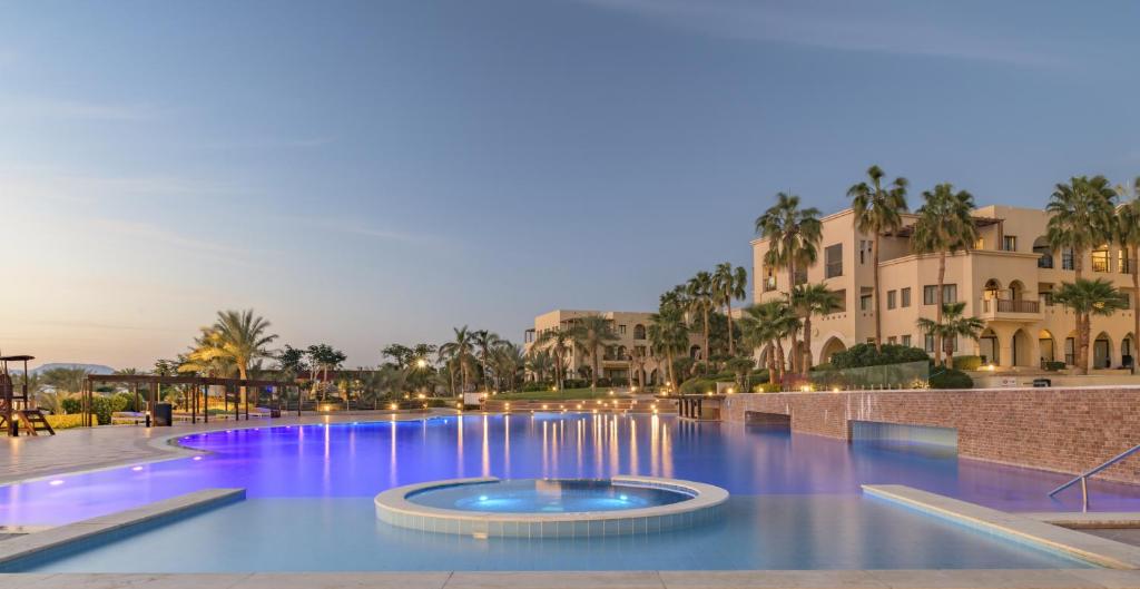 Bazén v ubytování Grand Tala Bay Resort Aqaba nebo v jeho okolí