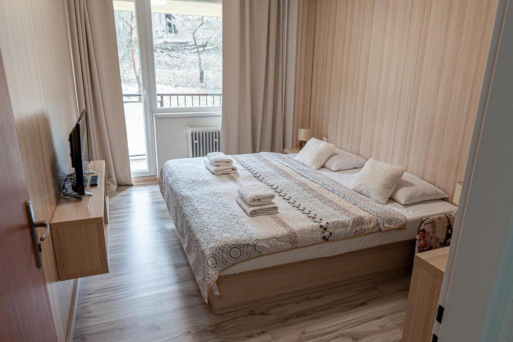 A bed or beds in a room at Hotel Garni