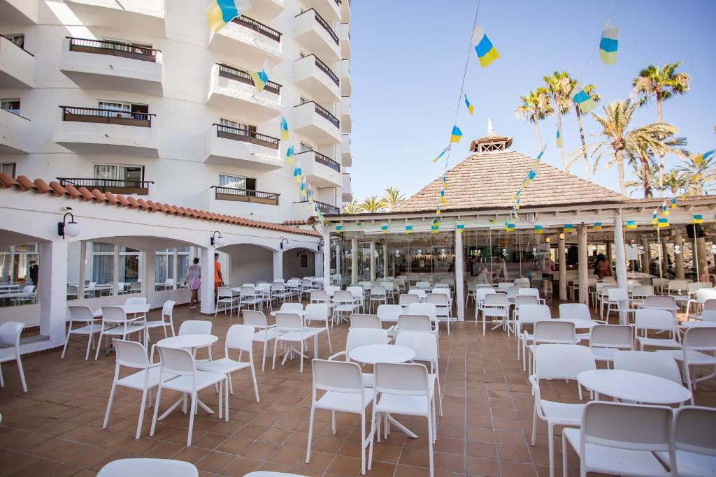 Reštaurácia alebo iné gastronomické zariadenie v ubytovaní Servatur Waikiki