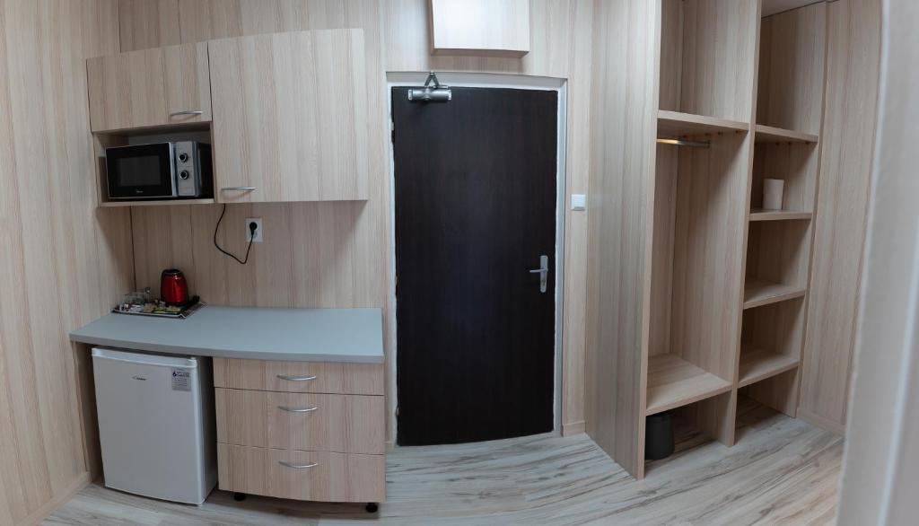 A kitchen or kitchenette at Hotel Garni