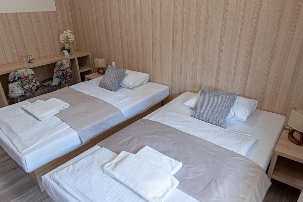 A bed or beds in a room at Hotel Garni