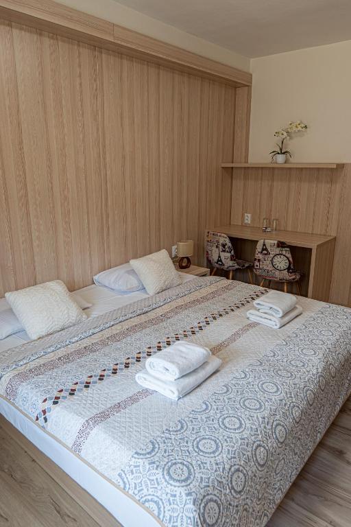 A bed or beds in a room at Hotel Garni