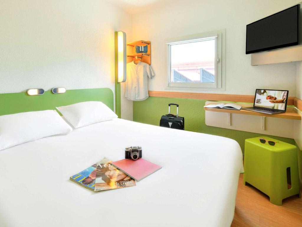 Postel nebo postele na pokoji v ubytování ibis budget Clermont Ferrand Sud