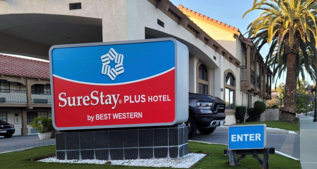 un cartello per l'ingresso di un hotel di SureStay Plus by Best Western Santa Clara Silicon Valley a Santa Clara