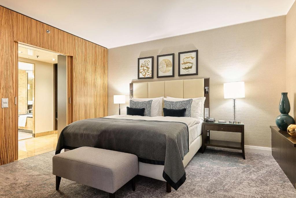 a large bedroom with a large bed and a chair at Hotel Kö59 Düsseldorf - Member of Hommage Luxury Hotels Collection in Düsseldorf