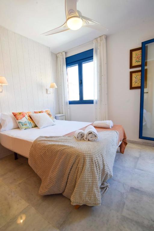 Posteľ alebo postele v izbe v ubytovaní LetMalaga Huelin beach