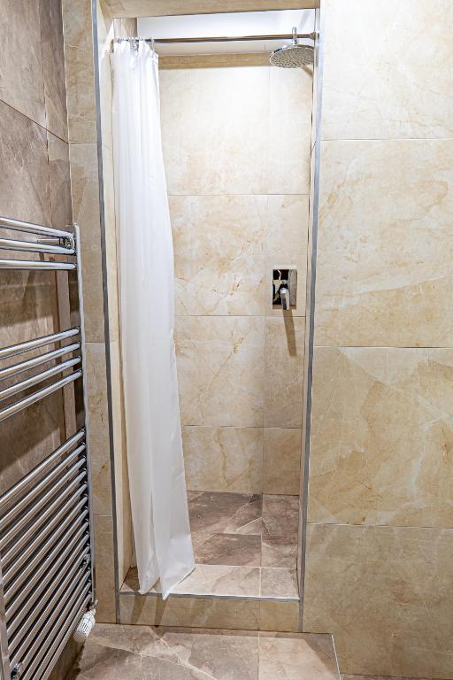 A bathroom at Hotel Garni