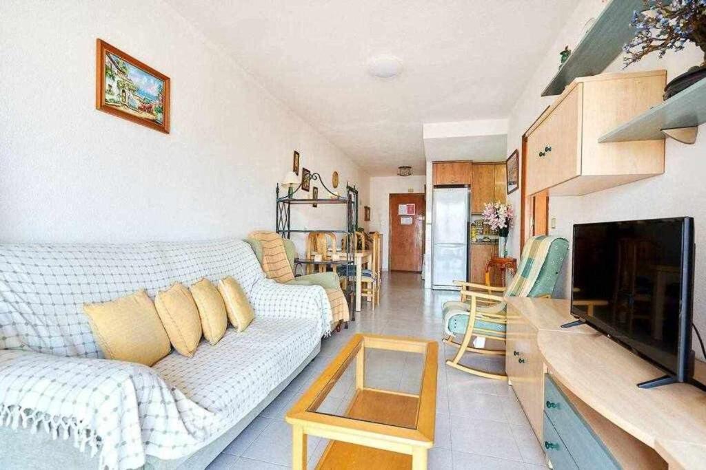 A television and/or entertainment centre at Espanhouse Olga apartment