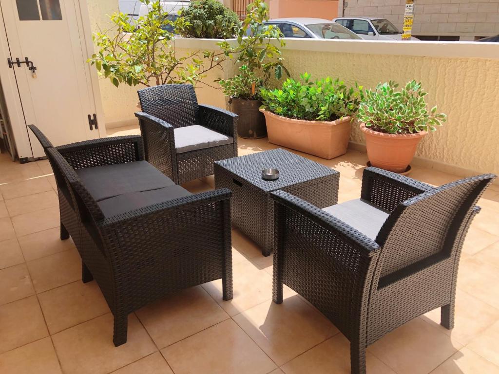a group of chairs and tables on a patio at Casa a Gallipoli a 1 minuto dal mare in Gallipoli