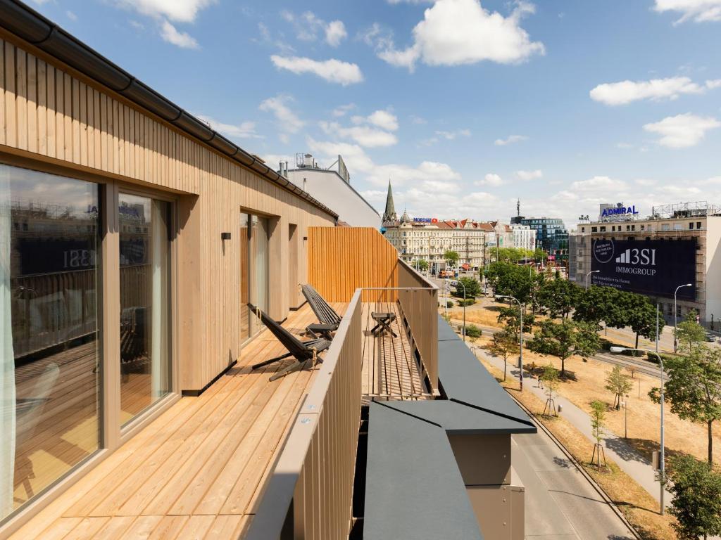 einen Balkon mit Stadtblick in der Unterkunft numa l Wood Rooms & Apartments in Wien